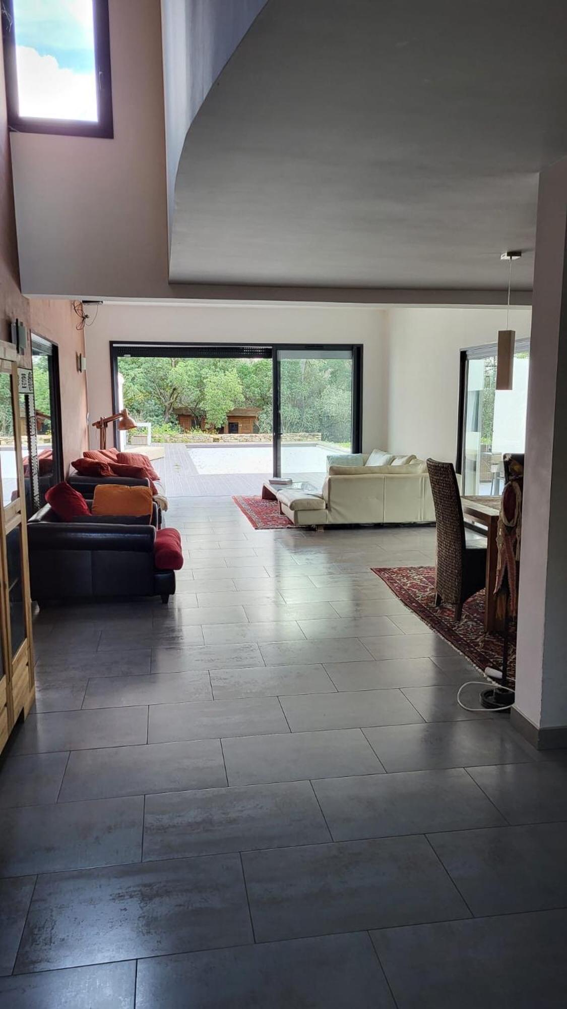 Avec Piscine Et Dependance Villa *